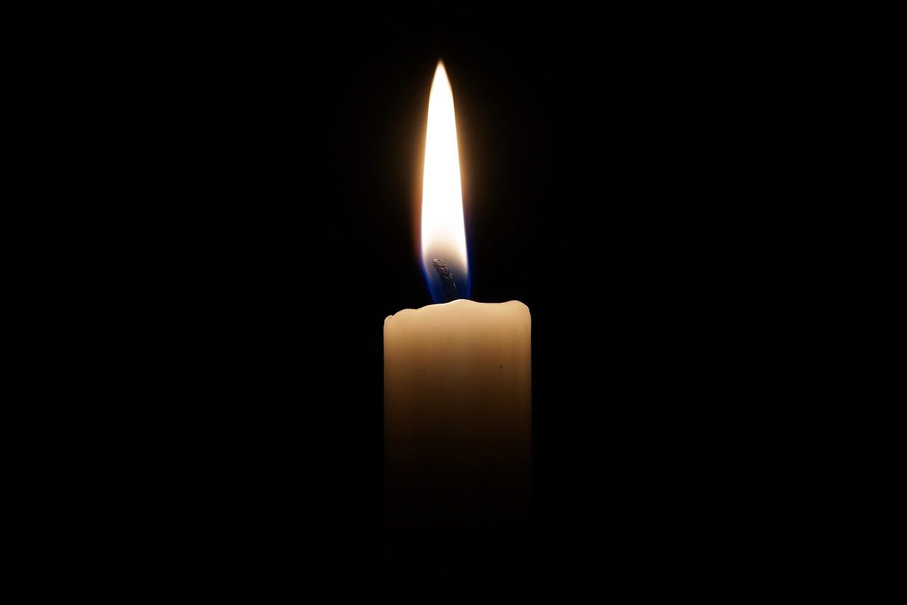 https://pixabay.com/photos/candle-light-candlelight-flame-2038736/