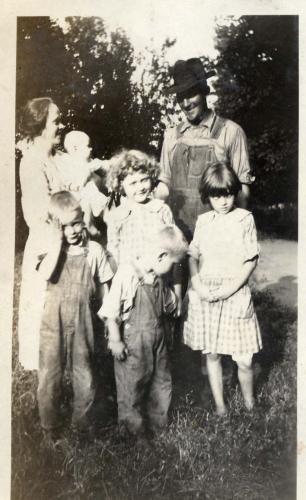 Joe, O'Ella, Ester, Dewey, Howard, Ruby, and Nellie (Peelle) McCracken